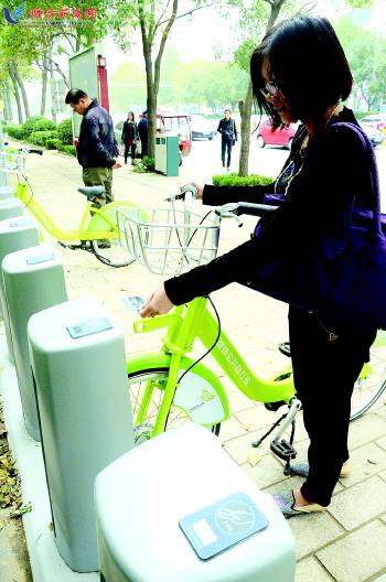 市民在站點(diǎn)刷卡取車。記者 殷夢