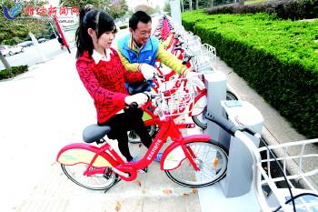 工作人員指導(dǎo)市民取車。記者 張馳