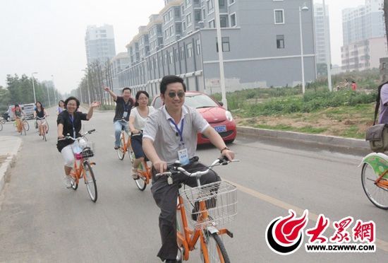 記者們騎上公共自行車(chē)，感受到城市公共自行車(chē)的便捷和樂(lè)趣。 記者 郭豪 攝。