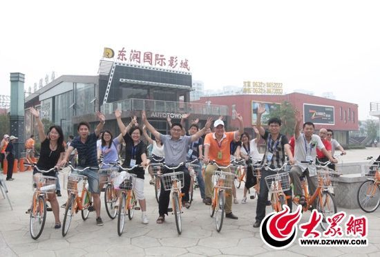 采訪團(tuán)記者做好準(zhǔn)備體驗(yàn)公共自行車(chē)。 記者 郭豪 攝。